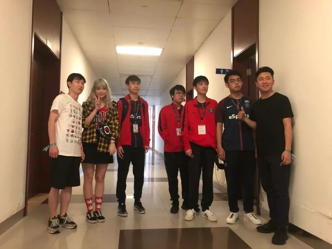 且双脚位于